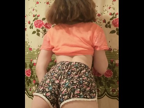 ❤️ Sexy junges Babe zieht ihre Shorts vor der Kamera aus Porno vk bei uns